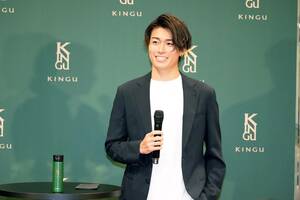 「ヤバい！かっこよすぎる」持っている唯一のピアスをスクープ接近写！シュートの天才、イケメン中村敬斗が語った誕生日、ピンクＴシャツと同僚・伊東純也に｢勝てない｣遊びの画像