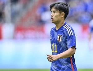 ｢エプロン似合ってるよー｣!! サッカー日本代表・久保建英が文化交流で｢エプロン姿｣を披露! レアル・ソシエダが公開した｢そういう所はやっぱり日本人だな｣などと話題のワンシーンの画像