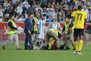 ｢背中にサイン｣!? リオネル・メッシのゴール直後に現れた｢謎の裸乱入者｣!　セキュリティーに取り押さえられるも…サッカーアルゼンチン代表の至宝に｢あわや惨事｣!?【動画】の画像