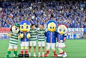 「またチューしてる!!」横浜FMとセルティックの試合後の「恒例キス場面」にサポーターが感涙！「まだ遠距離恋愛は続いとったんか」と懐かしの光景にコメント続々の画像