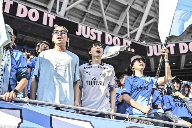 【サポーターアルバム】敵地で勝利を掴んだ川崎フロンターレのサポーター写真75枚！ 圧巻の応援で勝ち越し導く「サンフレッチェ広島ー川崎フロンターレ」の画像074