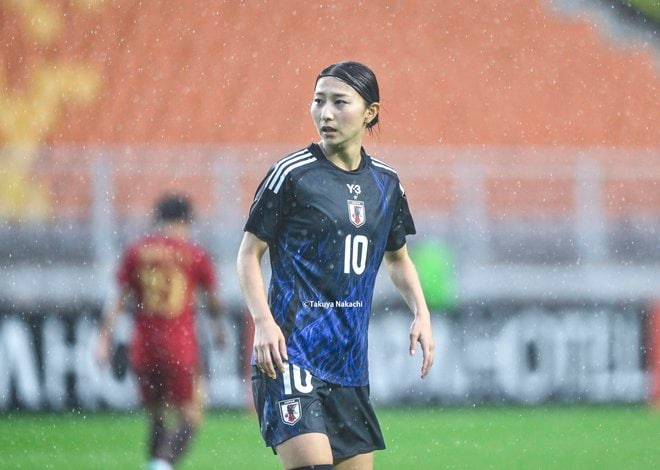 【塩越柚歩アルバム】E-1選手権最終戦で途中出場した「塩越柚歩の写真43枚」！ 雨に濡れながらも見せた華麗なプレー写真「なでしこジャパンー中国代表」の画像014