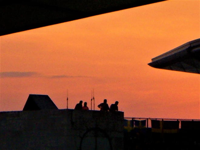 大住良之の「この世界のコーナーエリアから」連載第68回「スタジアムはたそがれどき」(1)バックスタンドの屋根が金色に輝く埼玉スタジアムの画像006