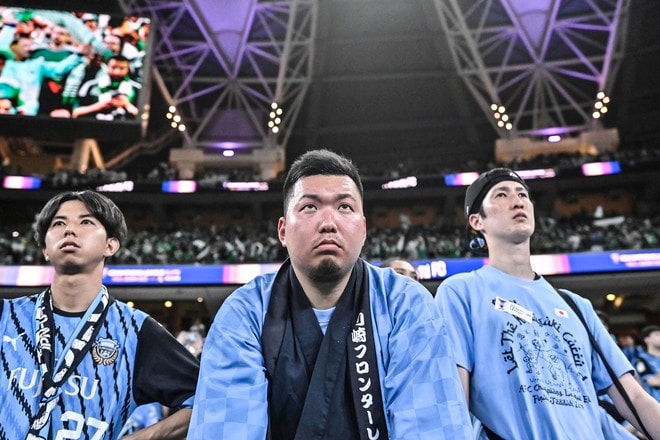 【サポーターアルバム】ACLE決勝で敗退した川崎サポーターの涙の姿……試合後、現地で感情を爆発させたサポーター写真51枚「アル・アハリー川崎フロンターレ」の画像025