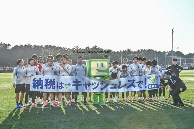 【試合アルバム】「サッカー日本代表練習」大勢のサポーターの前で公開練習！ サウジアラビア戦へ向けミニゲームなど実施「中地拓也 撮影写真」の画像001