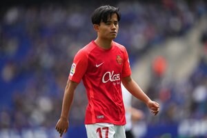 「2人とも可愛すぎる」日本代表・久保建英が「アギーレ新監督」とマジョルカで対面!トレーニング中に仲良く話す様子が話題に「アギーレお辞儀できるのすごい」【動画】の画像