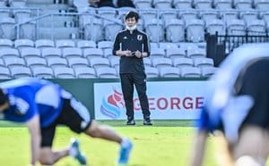 【画像】森保一サッカー日本代表監督と反町康治技術委員長がバケツを持ってピッチに水撒きのために走り回る！ 非公開練習直前に発生した“アウェイの洗礼”の画像