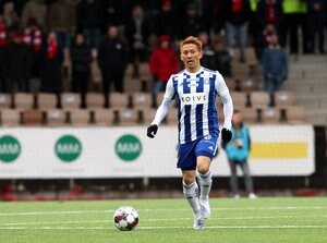 俳優・窪田正孝と日本人サッカー選手の「サウナ旅2ショット」公開に、ファンは「スタイリッシュなメンズですね」！ フィンランドのピッチの上で記念撮影の画像