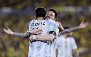 7年前「メッシと写真撮影」していた「マンチェスター・シティ内定FW」がアルゼンチン代表初ゴール!憧れの選手に祝われる「夢物語」が話題に【画像】の画像