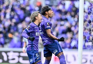 「雪すごい降ってる」「広島市中心部も…」J1広島が誇る街なかスタジアムが「雪だるまも作れるほどの大雪ピッチ」に変貌！ 試合翌日に大雪に見舞われ、「昨日じゃなくて良かったー」の声の画像