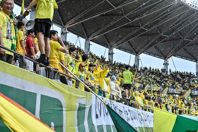 【千葉サポーターアルバム】雨の中で首位堅持のチームを後押しした「ジェフユナイテッド千葉のサポーター写真99枚」！ ゴール裏の熱狂ショット「ジェフユナイテッド千葉ーベガルタ仙台」の画像091
