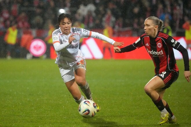 なでしこ至宝からスマイルクイーンへ！谷川萌々子“雨天の激闘”！｢奪い取る｣｢競り勝つ｣｢突破する｣無双プレーで完勝！試合後の｢弾ける｣笑顔が超キュート！【フランクフルトvsバイエルン】PHOTOギャラリーの画像012