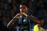 雨中の激闘後に幸せな光景！ 相思相愛の岡山サポーターと川崎のスベンド・ブローダーセンの絆！ デリキ・ラセルダの巧みなシュート＆U-21日本代表同士の意地！【川崎フロンターレvsファジアーノ岡山】激闘PHOTOギャラリー