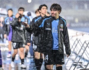 「こんなん見てるこっちも泣いちゃう」J1川崎の主将・脇坂泰斗が試合後に思わず見せた「感情あふれる行動」がサポーターの涙を誘う！ 前主将＆副主将の寄り添う姿も話題にの画像