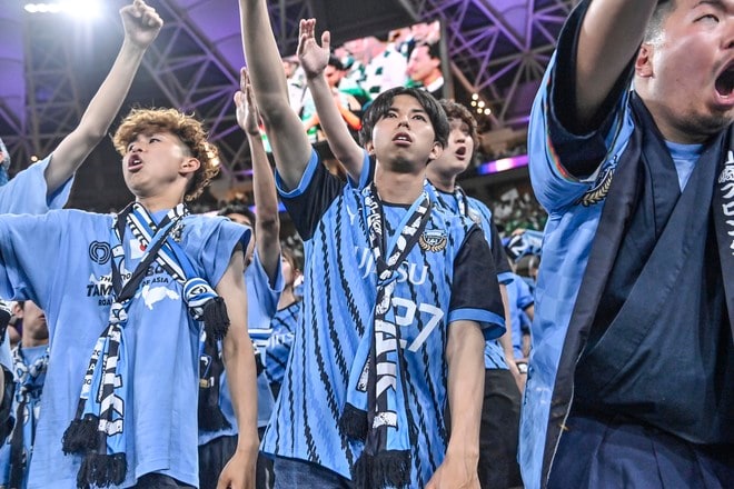 【サポーターアルバム】ACLE決勝で敗退した川崎サポーターの涙の姿……試合後、現地で感情を爆発させたサポーター写真51枚「アル・アハリー川崎フロンターレ」の画像047