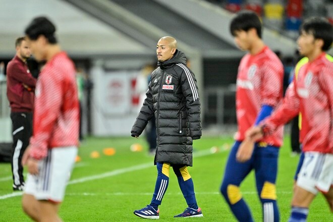 負傷欠場の前田大然が試合前のピッチで「ボール拾い」! サッカー日本代表のエクアドル戦のウォーミングアップ中にゴール横でチームを支えた献身的行動の画像