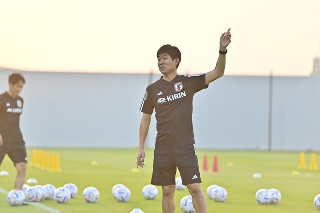 「こんな写真朝から泣くわ」「本当の親子みたい」サッカー日本代表・三笘薫を森保一監督が抱きしめる「試合後の裏写真」に25万いいね! 失意のクロアチア戦後の「絆の瞬間」の画像