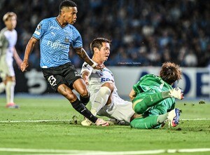 「盛り上げ上手」「おもろすぎるだろ笑」俳優・市原隼人がJ1川崎―広島で繰り広げた“漢気行動の数々”が大絶賛！バケツごと頭から水をかぶるなど会場の心を掴むの画像