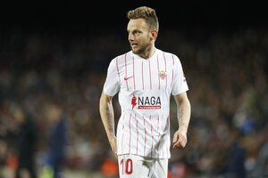 試合後に｢パンツ一丁｣!?セビージャMFイバン・ラキティッチが古巣バルセロナ戦後にまさかの姿に…いったい何が?【動画】の画像