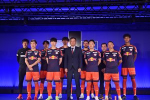 「これズルすぎ」「凄い嬉しそうじゃん」F1角田裕毅×J2大宮FW杉本健勇のレッドブル“コラボ写真”に反響！「垣根を越えたっ!!」「去年は想像もできなかった写真だ…」の声の画像