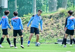 川崎フロンターレGKが東方神起の元メンバーとの2ショット公開！「招待してくれてありがとう」とコンサートの写真も披露の画像