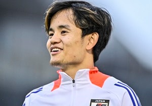 「やっぱり青赤が似合う!!」久保建英の“青赤のトレーニングウエア着用”での「FC東京の練習参加ショット」にファン興奮！「絶対返すな」「確定演出ですか？」の声続々の画像