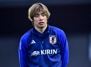 「照れる伊東純也可愛いな」日本代表の練習場でファン人気殺到の伊東純也が見せた「照れる表情」が反響！ W杯人気の勢い持続への画像