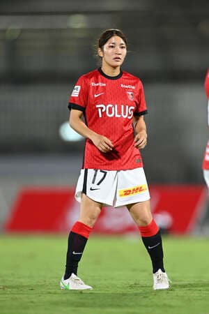 ｢綺麗!可愛い!｣誕生日を迎えた三菱重工浦和レッズレディース・遠藤優に｢祝福の声続々｣! ｢お花もスカーフも大人女子でよく似合う〜｣と話題の私服ショット【画像】の画像