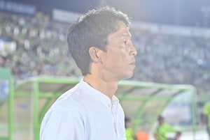 「試合出てもらっていいですか?」J1湘南ベルマーレ、元日本代表DFの山口智監督による「圧巻ボレーシュート」が反響！ 選手も大盛り上がりの一撃に「説得力がありすぎる」の声の画像