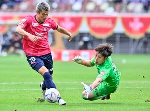 「こんなの泣いちゃう、、、」J1サンフレッチェ広島GK大迫敬介の工藤壮人さんへの「優勝報告の追悼画像」に2万超えいいね！ 「工藤さんやったよ」とルヴァンカップのメダルやトロフィーを捧げるの画像