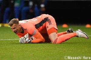 取材カメラマンが選ぶ2020年「J1ベスト選手」(1) GK・DF編「まるで忠臣蔵」耐えに耐えた守護神の檄の画像