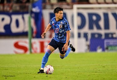 時をこえて感動した 宮市亮が3563日ぶりのサッカー日本代表戦に出場 公式ツイッターが投稿した約10年前との 比較画像 に まさに不死鳥 画像 サッカー批評web