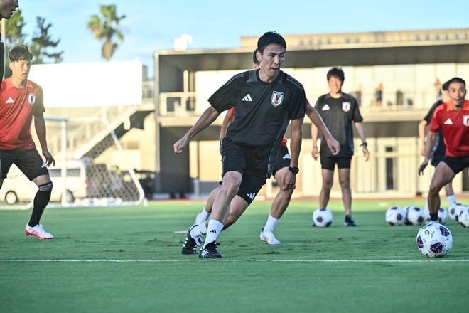 「現役さながらの足捌き」「頼もしい限り」サッカー日本代表の練習に参加した元日本代主将・長谷部誠コーチの動きにファン興奮！ 長友佑都ら現役選手と一緒に鳥かごで魅せたの画像001