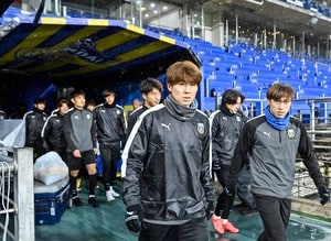 「ちょっとリアルすぎて怖いわ笑」ACLでJ1川崎が乗り込んだ韓国でのワンシーンに笑いと驚愕広がる！「なんつー出てき方よ笑」「もはや心霊写真笑」などの声が上がるの画像