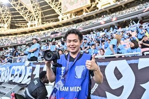【J1川崎を取材して感じた「育てる力と心」とは(10)】『FRO CAM』で現地の臨場感を日本に伝えた佐藤弘平広報。観客席でサポーターとともに応援するほど熱いチーム愛を生かしての画像