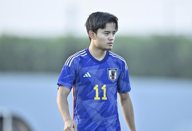 ユニ脱いだりはやめてね｣サッカー日本代表・久保建英の練習風景に