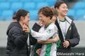 ベレーザ歓喜の瞬間にレジェンド2人も駆けつけた！｢サッカーの神様っているんですね｣今季限りで引退のDF岩清水梓が息子と掲げた優勝トロフィー【RB大宮アルディージャWOMEN vs日テレ・東京ヴェルディベレーザ】激闘PHOTOギャラリーの画像005