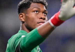 北中米W杯へ向けて朗報｢まさに守護神｣日本代表GK鈴木彩艶が完璧PKストップ！｢感情むき出しなの初めて見た｣渾身のガッツポーズも披露の画像