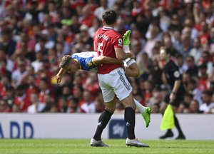 「サッカー日本代表・三笘薫のライバルFW」vs「イングランド代表DF」のやり合いが「相撲とってる」と話題に！ プレミアリーグ開幕戦で起きた”激しい攻防”【動画】の画像