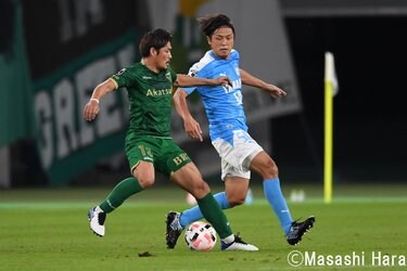 大久保嘉人と遠藤保仁 が激突 東京vー磐田 Photoギャラリー ピッチの焦点 サッカー批評web