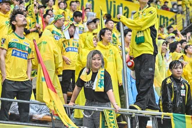 【千葉サポーターアルバム】雨の中で首位堅持のチームを後押しした「ジェフユナイテッド千葉のサポーター写真99枚」！ ゴール裏の熱狂ショット「ジェフユナイテッド千葉ーベガルタ仙台」の画像061