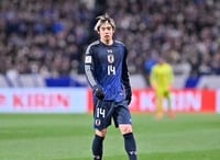 ｢これカッコよ過ぎた｣伊東純也に大ブーイング!? 闘志あふれるタックルがファウル＆イエロー判定で感情露わ！｢なんでイエロー？｣