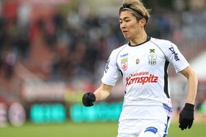 オーストリア1部リーグで中村敬斗が「完璧抜け出し決勝ゴール」を決める！　昨季リーグ戦12得点の「22歳若武者」が今季早くも｢公式戦3ゴール目｣【動画】の画像