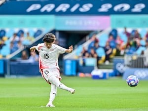 「スピードが速くて爽快！」なでしこジャパンの20歳MFがスペイン代表相手に決めた直接FKが「ガチのスーパーゴール」と大絶賛！ 会場をどよめかせた衝撃弾の画像