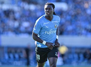 「通訳かっけえ!!!笑」「イケメンすぎます」J1川崎の元フランス代表FWの“まさかの臨時通訳”が完璧すぎると話題に！ 丁寧すぎる同時通訳に「えぐい」「できる人すぎる」と話題にの画像