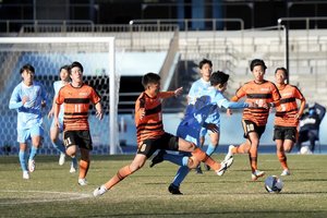 PHOTOギャラリー「ピッチの焦点」【第100回全国高校サッカー選手権準々決勝　桐光学園（神奈川）ｖｓ高川学園（山口）　２０２２年１月４日キックオフ】（渡辺航滋撮影）の画像