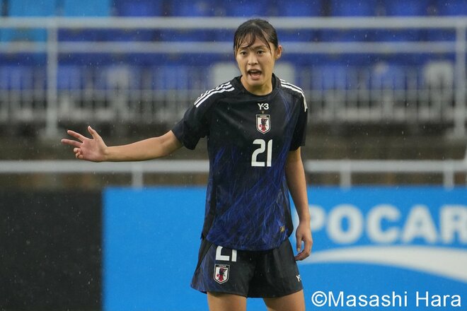 ドリブルで前を目指した｢ベレーザ19歳｣、ゴールを死守した｢秋田美人DF｣、檄を飛ばした｢美しすぎる10番｣、雨天の激闘後…キャプテンは天を仰いだ【日本代表vs中国代表】PHOTOギャラリーの画像006