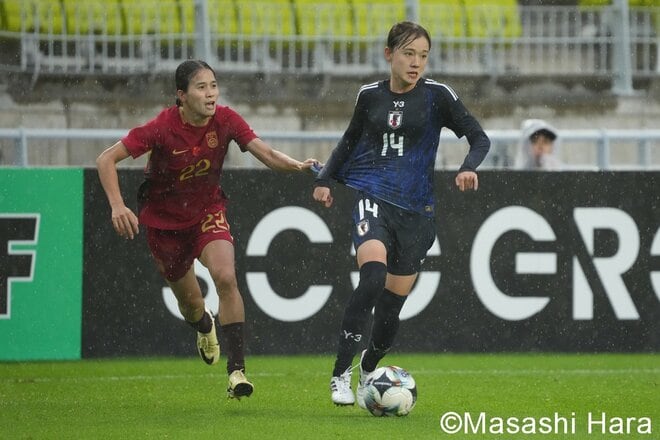 ドリブルで前を目指した｢ベレーザ19歳｣、ゴールを死守した｢秋田美人DF｣、檄を飛ばした｢美しすぎる10番｣、雨天の激闘後…キャプテンは天を仰いだ【日本代表vs中国代表】PHOTOギャラリーの画像004