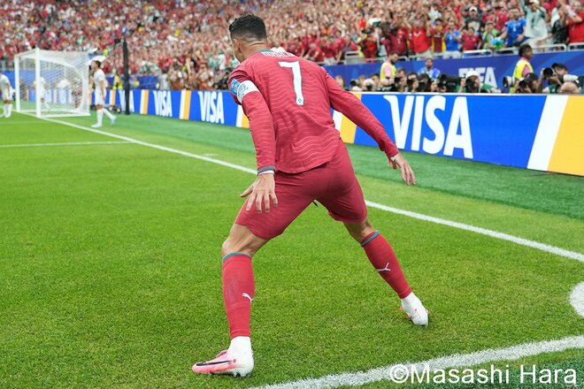 CR7躍動！集合写真での“つま先立ち”からついに出たゴールパフォ！計画通りのフリーキック？ 現地カメラマンが見た“ロナウド意地”とポルトガル代表の団結力！【ポルトガル代表vsウズベキスタン代表】激闘PHOTOギャラリーの画像009