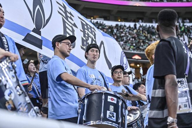 【サポーターアルバム】サウジアラビア・ジェッダ開催のACLE決勝に川崎サポーター700人が集結！ 現地で声援を送ったサポーター写真78枚「アル・アハリー川崎フロンターレ(1)」の画像053